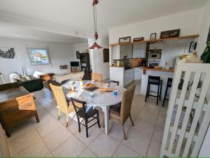 Kuchyň nebo kuchyňský kout v ubytování La Rognouse - Maison vue mer