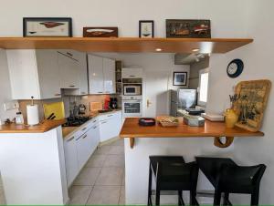 Kuchyň nebo kuchyňský kout v ubytování La Rognouse - Maison vue mer
