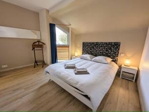 Postel nebo postele na pokoji v ubytování La Rognouse - Maison vue mer