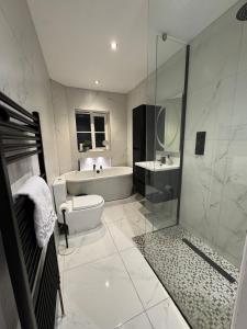 Ένα μπάνιο στο Luxury 4 Bedroom Bungalow