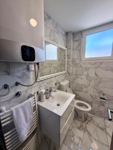 Ένα μπάνιο στο Alex Apartment