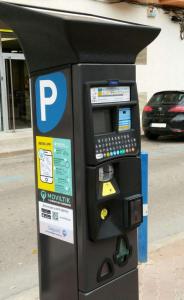 a parking meter sitting on the side of a street at Apartamento La Andana in Jerez de la Frontera