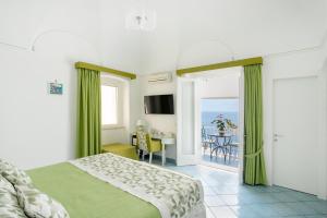 sypialnia z łóżkiem i widokiem na ocean w obiekcie Casa Nilde w mieście Positano