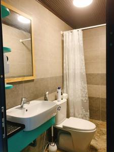 Et badeværelse på AMY HOME - 3 bedroom Apartment with bathtub + 21 billeder