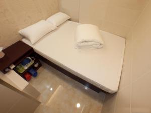 Postelja oz. postelje v sobi nastanitve 旺角地铁3分钟 经济型大床房 独立卫浴 免费WIFI 1-2人入住 Budget Double Rm in Mong Kok for 1-2 Guests-3min to MTR and Private Bathroom