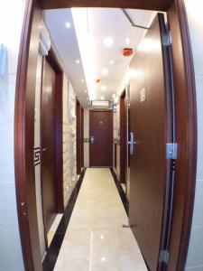 Fotografija v galeriji nastanitve 旺角地铁3分钟 经济型大床房 独立卫浴 免费WIFI 1-2人入住 Budget Double Rm in Mong Kok for 1-2 Guests-3min to MTR and Private Bathroom v mestu Hong Kong