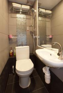 Kopalnica v nastanitvi 旺角地铁3分钟 经济型大床房 独立卫浴 免费WIFI 1-2人入住 Budget Double Rm in Mong Kok for 1-2 Guests-3min to MTR and Private Bathroom