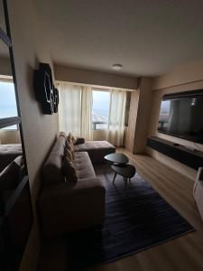 TV/trung tâm giải trí tại An apartment with an ocean view