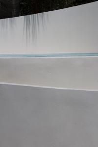 アギオス・ソスティスにあるByzantio Beach Suites & Wellnessの白物の水の付け合わせ
