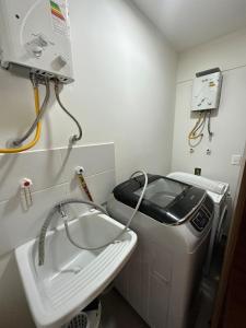 Phòng tắm tại An apartment with an ocean view