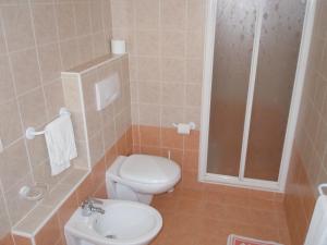 A bathroom at Albergo Elvira Még 16 kép