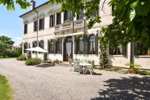 a table and chairs in front of a building at Villa Caotorta in Ponzano Veneto