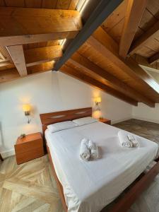a bedroom with a bed with two towels on it at Green Garda Holidays - Garda Lake in Castelnuovo del Garda