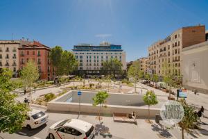 una ciudad con coches aparcados en un estacionamiento en Bright Apt para 4pax en Gran Via-Plaza de Carmen E2, en Madrid