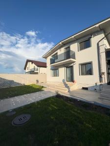 ein großes weißes Haus mit einem Rasen davor in der Unterkunft Casa Agigea in Agigea