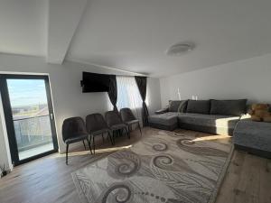 ein Wohnzimmer mit einer Couch und einem Tisch und Stühlen in der Unterkunft Casa Agigea in Agigea