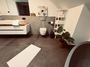 Koupelna v ubytování Abstatt Deluxe Loft with Spa