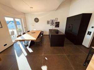 TV a/nebo společenská místnost v ubytování Abstatt Deluxe Loft with Spa