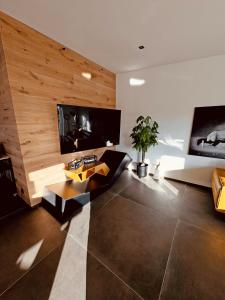 TV a/nebo společenská místnost v ubytování Abstatt Deluxe Loft with Spa