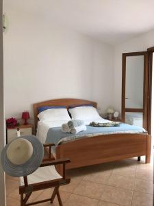 a bedroom with a bed and a mirror at AffittaSardegna - Casa delle Dune in Capo Comino
