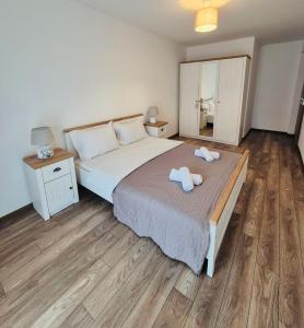 a bedroom with a bed with two towels on it at Milan Luxury Apartaments X in Târgu-Mureş