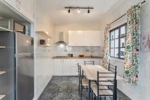a kitchen with a table and chairs and a refrigerator at Pozo del deseo in Frontera