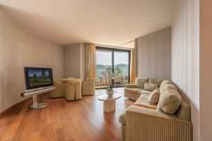 TV a/nebo společenská místnost v ubytování Il Boscareto Resort & Spa