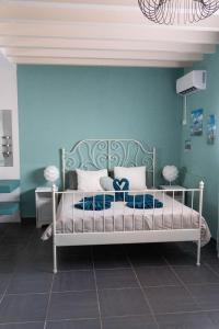 A bed or beds in a room at Villa Perla Blanca Még 37 kép