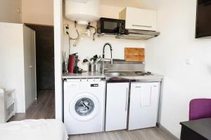 a kitchen with a washing machine and a sink at Studio Victor 102 - Petit cocon bien situé in Knutange