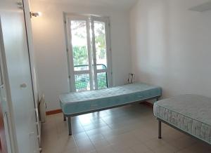 ein Zimmer mit einer Bank vor einem Fenster in der Unterkunft Casa Bugarini in Marcelli + 5 Fotos