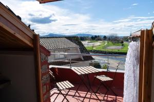 a balcony with chairs and a view of a yard at Ático con terraza en Moaña in Moaña
