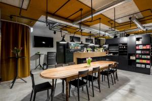 - une salle à manger avec une table et des chaises en bois dans l'établissement Hotel ZwiBack, à Dübendorf