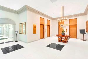 Un pat sau paturi într-o cameră la Convenient Apartment near Metro in Crystal City