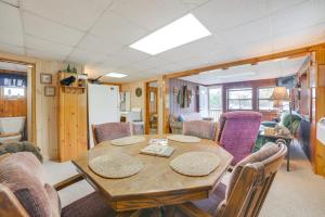 Posezení v ubytování Cozy Onaway Vacation Rental with Deck and Fire Pit! + 19 fotografií