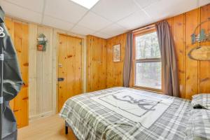 Postel nebo postele na pokoji v ubytování Cozy Onaway Vacation Rental with Deck and Fire Pit!