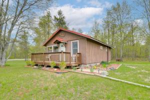 Zahrada ubytování Cozy Onaway Vacation Rental with Deck and Fire Pit!