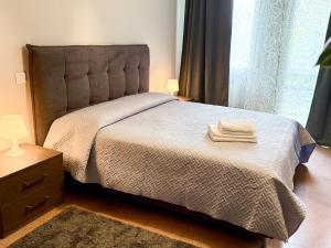 Un dormitorio con una cama con dos toallas encima. en Casa Serena, en Reggio Emilia 8 fotos más