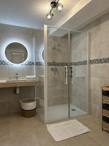 Ένα μπάνιο στο Villa Chantebise, calme et élégance avec piscine privée