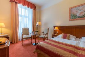 Postel nebo postele na pokoji v ubytování Ensana Centrální Lázně - Maria Spa