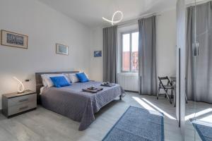 una camera da letto con un letto con cuscini blu di Guesthouse CIVICO 233 - Stanza privata parcheggio colazione bagni condivisi a Bologna