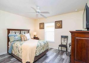 ein Schlafzimmer mit einem Bett und einem Deckenventilator in der Unterkunft 5 bedroom, 7 bed , 3 bathroom Midterm Rental Home with Pool and Game room, near Disney in Davenport + 17 Fotos