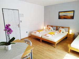 1 Schlafzimmer mit 2 Betten, einem Tisch und einem Tisch in der Unterkunft Ubytovanie na Frantšachte in Banská Štiavnica