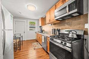 Η κουζίνα ή μικρή κουζίνα στο Cedar Blossom Bungalow is a cozy getaway with a 5 minute walk to downtown!