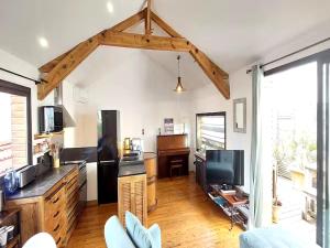 una stanza con cucina e soggiorno di Charmante maison-chalet, vélos et jacuzzi ad Arcachon