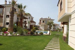 Κήπος έξω από το Spacious 3-Story Villa with Pool & Garden & Beach
