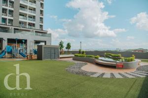 Večerní zábavní program pro hosty v ubytování Symphony Tower I Menara Simfoni by Dehoz Suites