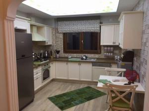 Η κουζίνα ή μικρή κουζίνα στο Spacious 3-Story Villa with Pool & Garden & Beach