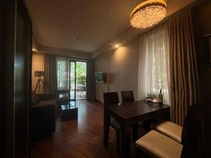 een woonkamer met een eettafel en een kamer met een eetkamer bij Dreamland oasis in Chakvi