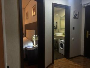 een badkamer met een bed, een wastafel en een spiegel bij Dreamland oasis in Chakvi