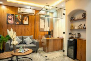 a living room with a couch and a table at شقق لافيدا الفندقية in Riyadh